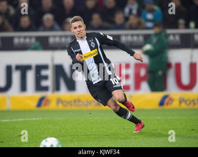 Mönchengladbach, Deutschland. November 2017. Thorgan HAZARD (MG) Aktion, Fussball 1. Bundesliga, 13. Spieltag, Borussia Mönchengladbach (MG) - FC Bayern München (M) 2:1, am 25.11.2017 in Borussia Mönchengladbach/Deutschland. |Nutzung weltweit Guthaben: dpa/Alamy Live News Stockfoto