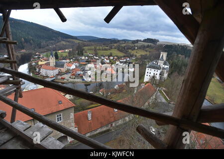 Rozmberk Nad Vltavou, Tschechische Republik. November 2017. Naturschützer trafen sich und wählten freiwillige Helfer aus, um beim Betrieb einer Nachbildung eines mittelalterlichen Krans, inspiriert von Zeichnungen von Leonardo da Vinci 2018, mitzuwirken, der am 26. November 2017 zur Reparatur des Daches des Jakobinka-Turms auf der örtlichen Burg in Rozmberk nad Vltavou in der Tschechischen Republik verwendet werden soll. Auf dem Foto ist ein Blick vom Turm zu sehen. Quelle: Vaclav Pancer/CTK Photo/Alamy Live News Stockfoto