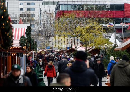 Berlin, Deutschland. November 2017. Der Weihnachtsmarkt am Breitscheidplatz öffnet heute zum 34. Mal seine Pforten für Besucher, etwa ein Jahr später (19. Dezember 2016) fuhr der islamistische Attentäter Anis Amri einen LKW in der Menge des Marktes und tötete elf Besucher. Quelle: Markus Heine/SOPA/ZUMA Wire/Alamy Live News Stockfoto