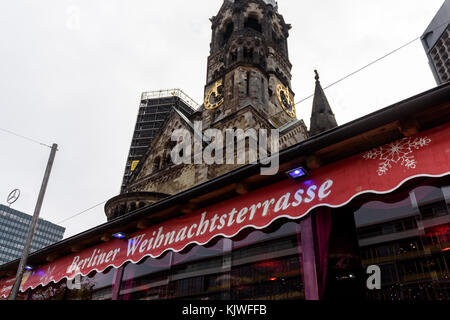 Berlin, Deutschland. November 2017. Der Weihnachtsmarkt am Breitscheidplatz öffnet heute zum 34. Mal seine Pforten für Besucher, etwa ein Jahr später (19. Dezember 2016) fuhr der islamistische Attentäter Anis Amri einen LKW in der Menge des Marktes und tötete elf Besucher. Quelle: Markus Heine/SOPA/ZUMA Wire/Alamy Live News Stockfoto