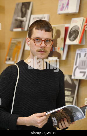 Multimediakünstler Martin Kohout, 33, ist in diesem Jahr Gewinner des Jindrich Chalupecky Award für junge tschechische Künstler in Brünn, Tschechische Republik, 26. November 2017. Der Chalupecky-Preis wird seit 1990 an junge tschechische Künstler vergeben. Initiiert wurde sie von dem Präsidenten und Schriftsteller Vaclav Havel, dem Künstler Theodor Pistek und dem Dichter und Künstler Jiri Kolar. (CTK Photo/Igor Zehl) Stockfoto