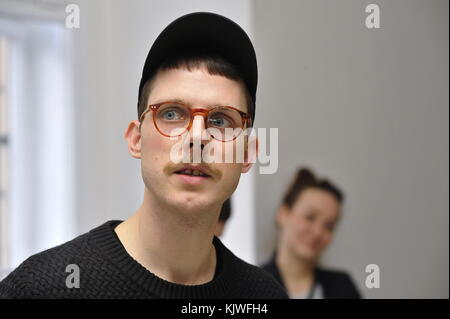 Multimediakünstler Martin Kohout, 33, ist in diesem Jahr Gewinner des Jindrich Chalupecky Award für junge tschechische Künstler in Brünn, Tschechische Republik, 26. November 2017. Der Chalupecky-Preis wird seit 1990 an junge tschechische Künstler vergeben. Initiiert wurde sie von dem Präsidenten und Schriftsteller Vaclav Havel, dem Künstler Theodor Pistek und dem Dichter und Künstler Jiri Kolar. (CTK Photo/Igor Zehl) Stockfoto