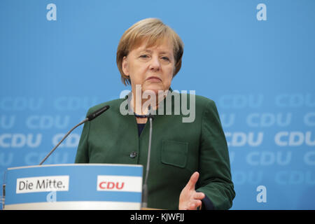 Berlin, Deutschland. November 2017. Bundeskanzlerin Angela Merkel (CDU) spricht auf einer Pressekonferenz am 27.11.2017 in Berlin. Foto: Kay Nietfeld/dpa/Alamy Live News Stockfoto