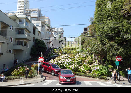 Kalifornien, USA. 15. September 2017. Autos fahren entlang der kurvenreichen Lombard Street in San Francisco in Kalifornien, USA, 15. September 2017. Die Lombard Street in San Francisco ist eine der wichtigsten Verkehrsstraßen der Stadt. Der kuvy Abschnitt befindet sich auf dem Russian Hill und ist über einen Block von der Hyde Street zur Leavenworth Street entfernt. Zu diesem Zeitpunkt war sie mit einem Gefälle von 27 Prozent eine der steilsten Straßen der Stadt. Quelle: Alexandra Schuler/dpa/Alamy Live News Stockfoto