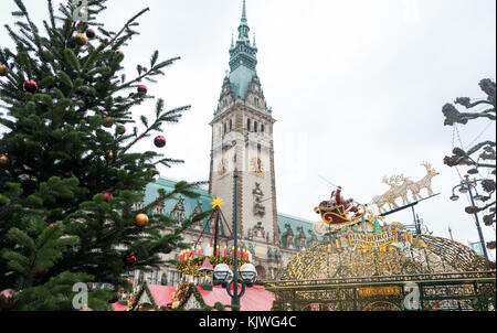 Hamburg, Deutschland. 27.. November 2017. Über dem Eingang zum Roncalli-weihnachtsmarkt am Rathausmarkt in Hamburg, Deutschland, am 27. November 2017, hängt eine Weihnachtsklausel auf einem Schlitten. Quelle: Daniel Bockwoldt/dpa/Alamy Live News Stockfoto