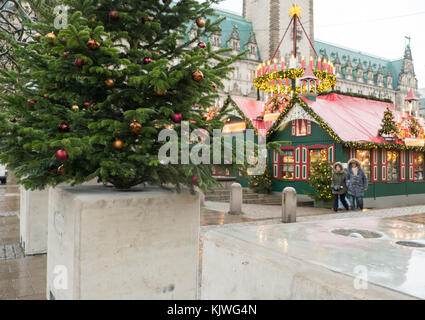 Hamburg, Deutschland. November 2017. Betonbarrieren stehen am Eingang des Roncalli weihnachtsmarktes am Rathausmarkt in Hamburg, 27. November 2017. Vermerk: Daniel Bockwoldt/dpa/Alamy Live News Stockfoto