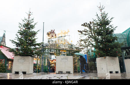 Hamburg, Deutschland. November 2017. Betonbarrieren stehen am Eingang des Roncalli weihnachtsmarktes am Rathausmarkt in Hamburg, 27. November 2017. Vermerk: Daniel Bockwoldt/dpa/Alamy Live News Stockfoto