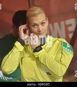 Köln, Deutschland. November 2017. Köln, Deutschland 26. November 2017, Bundesliga, Spieltag 13, 1. FC Köln gegen Hertha BSC Berlin: Schiedsrichterin Bibiana Steinhaus mit Headset. Quelle: Jürgen Schwarz/Alamy Live News Stockfoto