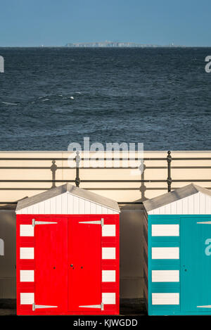 North Berwick, East Lothian, Schottland, Vereinigtes Königreich, 27. November 2017. Der Küstenort North Berwick auf einem hellen, sonnigen kalten Herbstmorgen. Blick über den Firth von weiter auf die Insel kann Naturschutzgebiet am Horizont in der Ferne. Bunt gestreiften Handwerk stall Strand Hütten im Hafen im foregournd Stockfoto