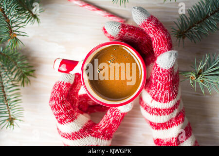 Frau mit einer Tasse Kaffee in festlicher Umgebung first person Ansicht Stockfoto