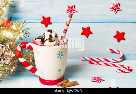 Bunte Marshmallows mit Schokolade in eine Schale mit festlichen Dekorationen Stockfoto