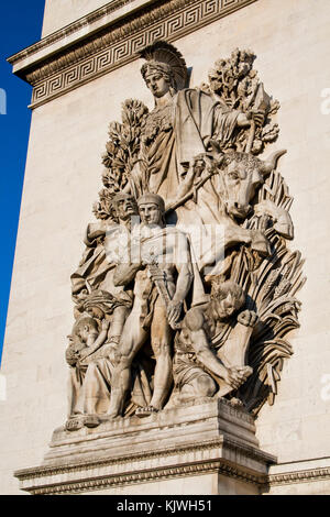 Nahaufnahme Detail von La Paix de 1815, Skulptur auf der Basis des Arc de Triomphe in Paris, Frankreich Stockfoto