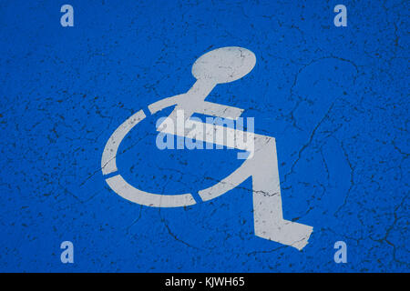 Behinderten Parkplatz Symbol - weißer Rollstuhl auf blauem Hintergrund - Stockfoto