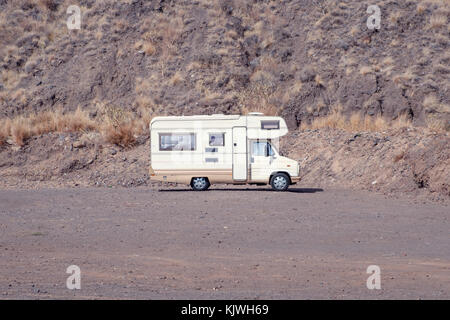 Vintage camping Bus, rv Camper in Wüste Landschaft, Stockfoto