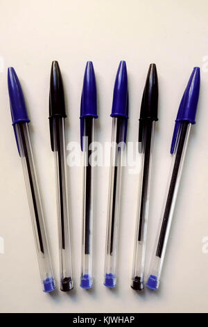 Auswahl von Black and Blue Crystal bic Stifte auf weißem Hintergrund Stockfoto