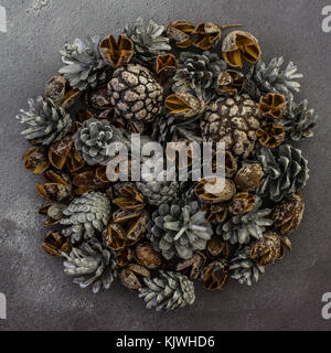 Weihnachtsschmuck auf einem urigen Hintergrund Stockfoto