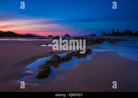 Gezeitentümpel am Seal Rock, Oregon kurz vor Sonnenaufgang Stockfoto