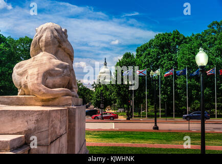 Washington DC - Juni 6, 2017: Blick von der Union Station am Columbus Circle an die US-Kapitol in Washington, D.C. - Große lion Skulptur vor. Stockfoto