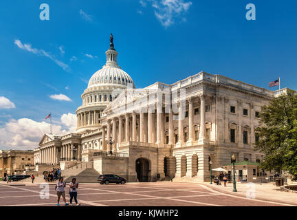 Washington DC - Juni 6, 2017: United States Capitol in Washington DC-Ost Fassade des berühmten amerikanischen Wahrzeichen mit Touristen. Stockfoto