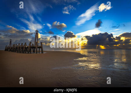 Lytham St. Annes alte Pier, sehr starke Winde sorgt für einen leeren Strand Stockfoto