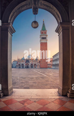 Venedig. Stadtbild Bild von St. Markusplatz in Venedig bei Sonnenaufgang.