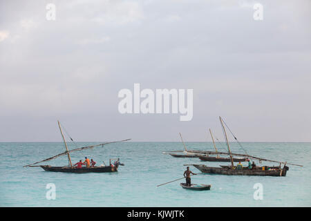 Nungwe, Sansibar, Tansania; die Fischer ihren Fang einbringen. Stockfoto