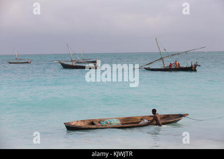 Nungwe, Sansibar, Tansania; die Fischer ihren Fang einbringen. Stockfoto