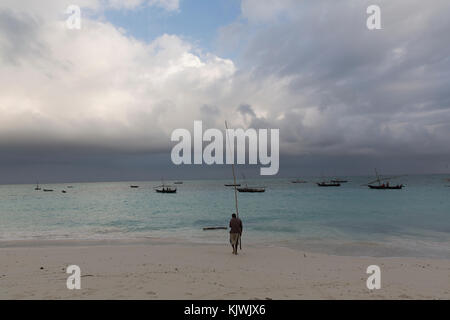 Nungwe, Sansibar, Tansania; die Fischer ihren Fang einbringen. Stockfoto