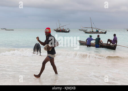 Nungwe, Sansibar, Tansania; die Fischer ihren Fang einbringen. Stockfoto