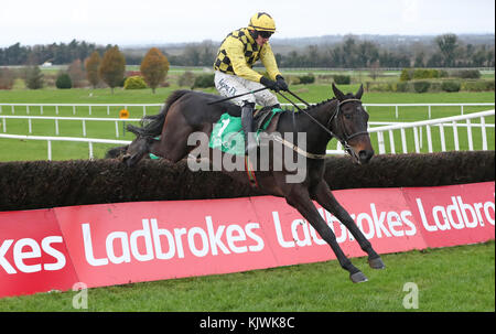 Al Boum Photo mit Paul Townend springt als Letzter auf den irischen Hengst Farms EBF Beginners Steeplechase auf der Naven Racecourse, County Meath, Irland. Stockfoto