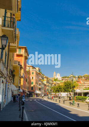 Blick entlang der Strada Provinciale 227 gegen die Chiesa di San Giacomo Santa Margherita Italien Stockfoto