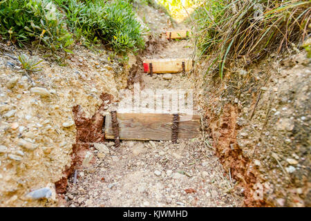 Schmale Passage durch den Korridor in Rock mit geschnitzten Treppe. Stockfoto