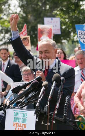 Chuck Schumer, Senator der US-Senate, spricht während einer Kundgebung, um die Aufhebung des Affordable Care Act durch die Republikaner am 19. September 2017 in Washington zu stoppen (Foto: US-Senat Foto via Planetpix) Stockfoto