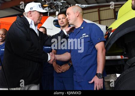 US-Präsident Donald Trump trifft sich nach Hurrikan Irma, 14. September 2017 in ft. Meyers, Florida. (Foto: PO1 Patrick Kelley Via Planetpix) Stockfoto