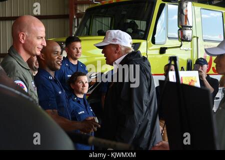 US-Präsident Donald Trump trifft sich nach Hurrikan Irma, 14. September 2017 in ft. Meyers, Florida. (Foto: PO1 Patrick Kelley Via Planetpix) Stockfoto