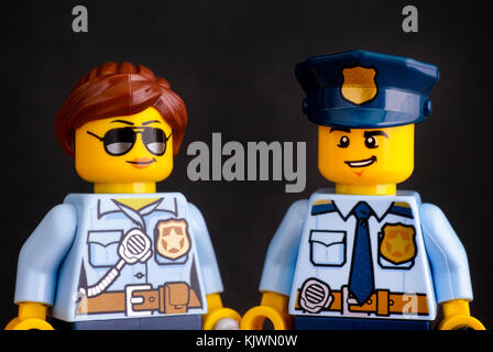 Tambow, Russische Föderation - Juni 03, 2017 Portrait von Lego Polizist und polizistin Minifiguren auf schwarzem Hintergrund. Studio gedreht. Stockfoto
