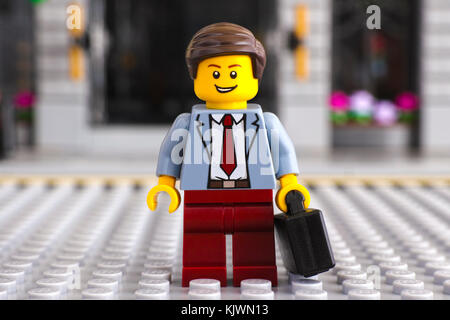 Tambow, Russische Föderation - Juni 22, 2017 lego Geschäftsmann mit Koffer bleiben Sie auf der Straße. Studio gedreht. Stockfoto