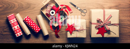 Schön retro Weihnachten Geschenkverpackung, xmas Konzept, diy Schreibtisch Blick von oben Web Banner Stockfoto
