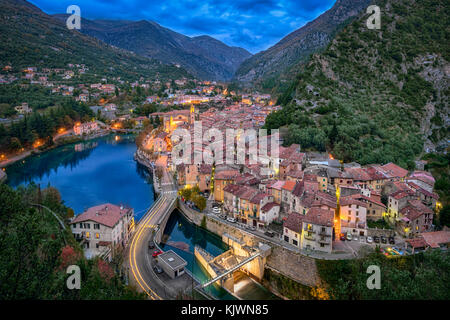 Luftaufnahme auf historischen Stadt Breil-sur-Roya bei Dämmerung, Alpes-Maritimes, Frankreich Stockfoto