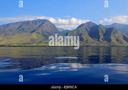 Der Blick von einem Boot der West Maui Berge an Olowalu, Maui, Hawaii. Stockfoto