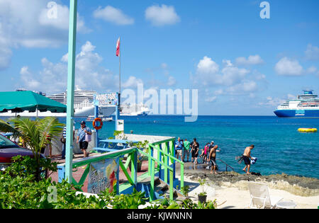 Waterfront und der Innenstadt von Georgetown auf Grand Cayman in der Cayman Islands. Stockfoto