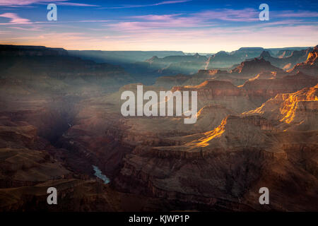 Strahlen von einem Setting Sun Shine in den Grand Canyon im lipan Point mit Blick auf die South Rim Stockfoto