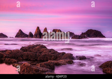 Lebendige Sonnenaufgang über Seal Rock State Recreation Area entlang der Küste von Oregon Stockfoto