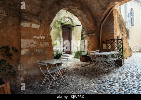 Restaurant in einer engen Straße des Dorfes Saint montan in der Ardeche Region in Frankreich Stockfoto