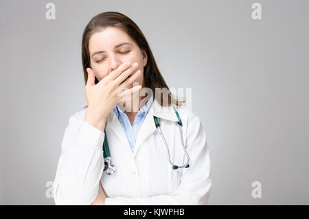 Porträt einer müde, gähnen Ärztin Stockfoto