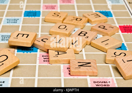 Scrabble Spielsteine auf dem Spielbrett verteilt Stockfoto