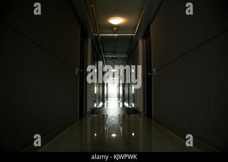 Langen Korridor in einem modernen Gebäude, Licht am Ende Stockfoto