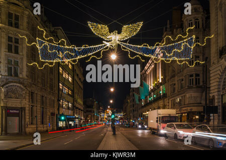 LONDON - November 25, 2017: Weihnachtsbeleuchtung in Piccadilly, einer Der busiests Straßen in London, locken Tausende von Kunden während der Feiertage zu se Stockfoto