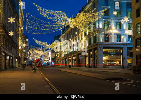 LONDON - November 25, 2017: Weihnachtslichter auf Regents Street St James. Wunderschöne Weihnachtsdekorationen locken Tausende von Kunden während des Festes Stockfoto