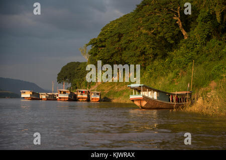 Boote in der Abendsonne am Mekong bei Luang Prabang Stockfoto